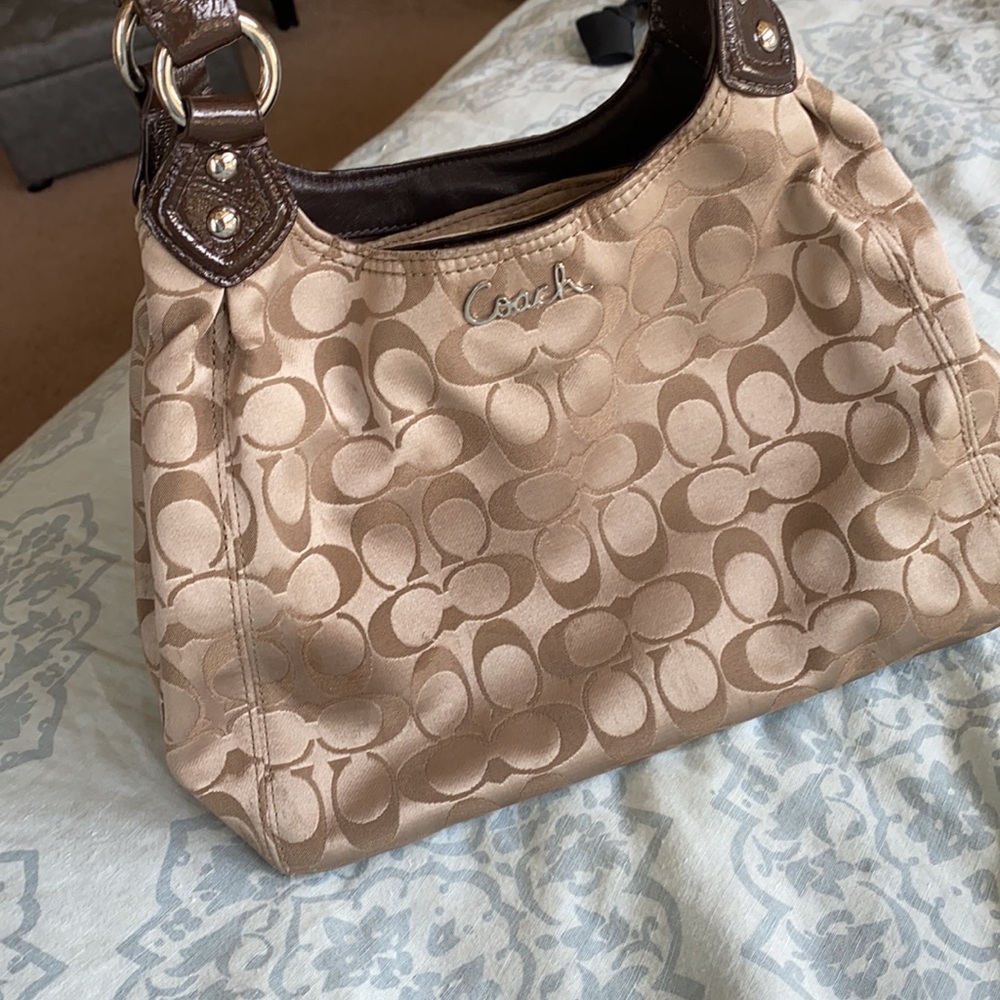 Neutral Coach handbag.